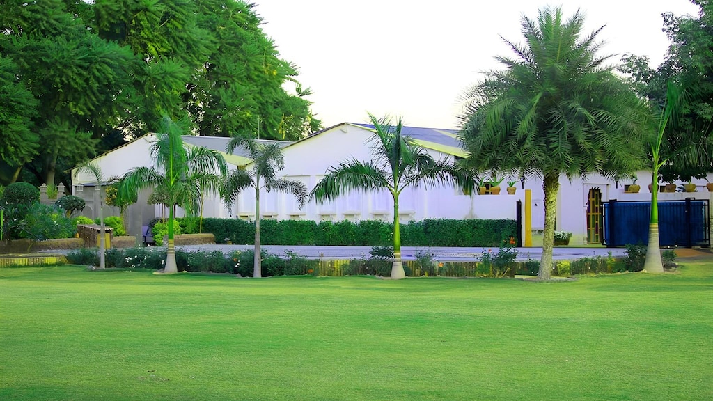Blue Heaven Resort Lawn
